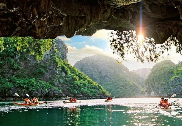 Baie de Lan Ha est une magnifique baie située au sud de la célèbre baie d’Halong, réputée pour ses paysages préservés et son atmosphère plus paisible.